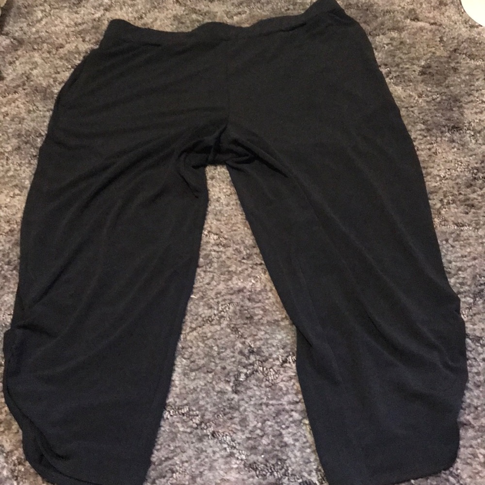 NWOT Susan Graver size medium slack Capris black